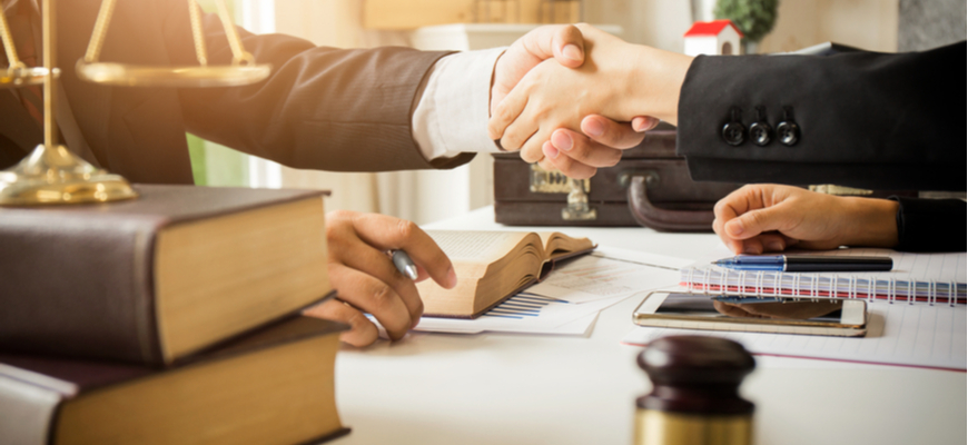 reliable litigation lawyer shakes hand with client